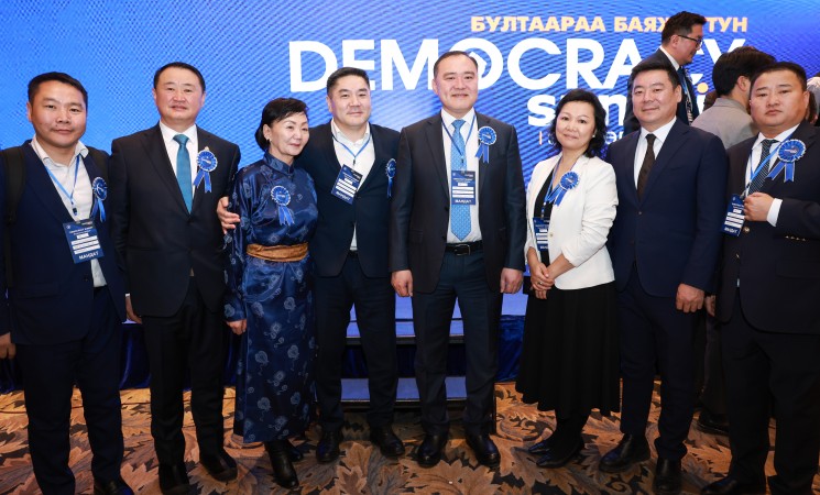 “Democracy Summit” бодлогын реформын хэлэлцүүлгийг “Бултаараа баяжигтун” уриан дор хийлээ